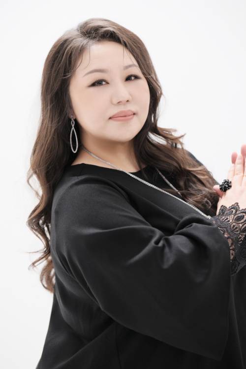 데뷔 30주년을 맞은 메조소프라노 이아경은 2010년 경희대 교수로 임용돼 지금까지 제자를 양성하고 있다. 그는 “누군가를 빛나게 하는 조력자가 되고 싶었다”고 말했다. (c)조지석