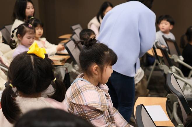 어생기 참여 어린이가 14일 경기도 수원 수원제일교회에서 진행한 어생기에서 기도하고 있다. 수원제일교회 제공