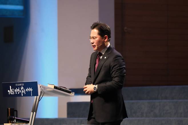 김근영 목사가 14일 경기도 수원 수원제일교회에서 진행한 금요생명기도회에서 기도하고 있다. 수원제일교회 제공