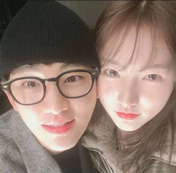 배우 김수현(왼쪽)과 배우 김새론이 함께 찍은 사진. [사진 = 유튜브 채널 ‘가로세로연구소’ 갈무리]