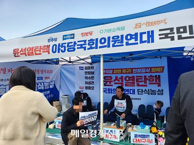 14일 서울 종로구 광화문 앞 경복궁 서십자각에 설치한 천막에서 박수현·민형배·김준혁·서영석·위성곤 더불어민주당 의원과 윤종오 진보당 의원 등 ‘윤석열탄핵 야5당 국회의원 연대’가 단식 농성을 진행 중이다. [사진 = 김혜진 기자]