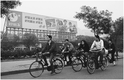 오리온은 중국  진출 초기 대형 옥외광고 마케팅 전략을 펼쳤다. 당시 옥외광고 모습. <오리온>