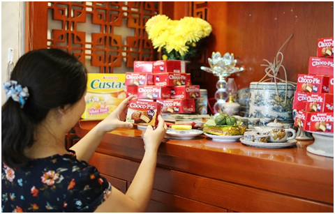 베트남인들에게 초코파이는 조상에게 대접하는 귀한 음식으로 평가받는다. 베트남인이 제사상에 초코파이를 올리고 있는 모습. <오리온>