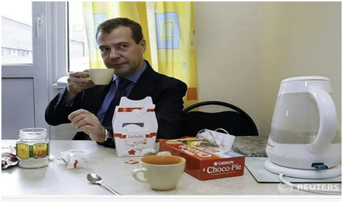 드미트리 메드베데프 전 러시아 대통령이 차를 마시는 모습. 식탁에 초코파이가 놓여져 있다. <로이터>