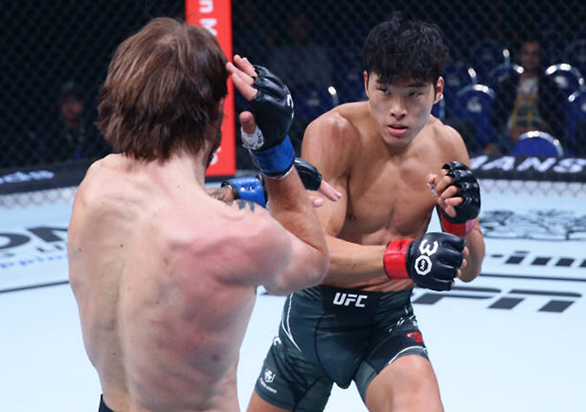 최승우가 2023년 8월 싱가포르실내체육관 UFC on ESPN+ 83 페더급 경기를 치르고 있다. 사진=TKO