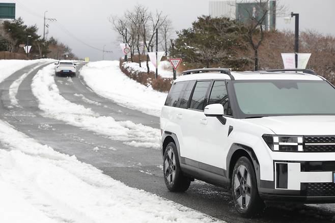 지난 5일 울산 북구 도로에 눈이 쌓인 모습/사진=뉴스1