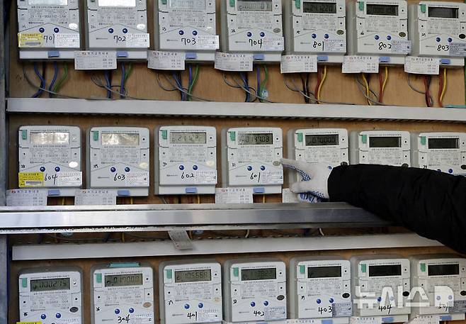 [서울=뉴시스] 최동준 기자 =사진은 이날 서울 시내의 한 오피스텔  전기 계량기 모습. 2024.12.23. photocdj@newsis.com