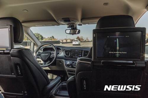 [캘리포니아=AP/뉴시스] 구글의 모기업 알파벳 산하 자율주행차량 기업 웨이모가 완전 무인 차량의 도로주행 테스트를 시작했다. 사진은 지난달 29일(현지시간) 캘리포니아의 한 도로에 나온 웨이모의 완전 무인 차량 내부. 2017.11.08