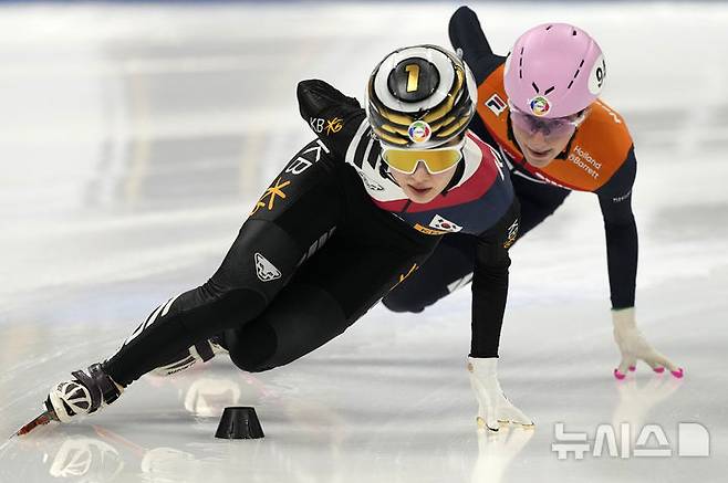 [베이징=AP/뉴시스] 김길리가 14일(현지 시간) 중국 베이징 캐피털 인도어 스타디움에서 열린 2025 국제빙상연맹(ISU) 쇼트트랙 세계선수권대회 여자 1500m 예선 경기를 펼치고 있다. 김길리는 2분24초965의 기록으로 준결승에 진출했다. 2025.03.14.