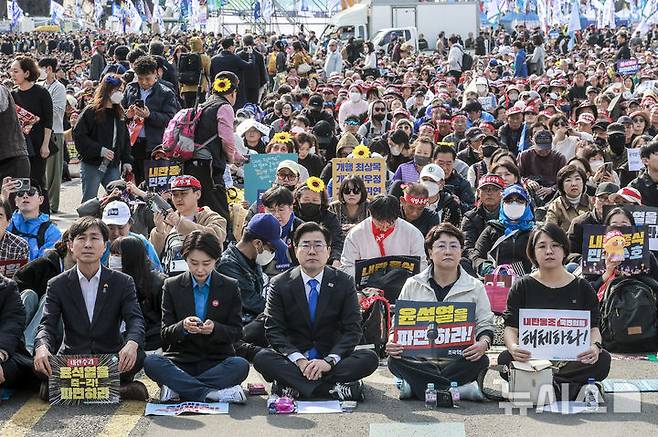 [서울=뉴시스] 정병혁 기자 = 15일 서울 종로구 광화문 동십자각 앞에서 열린 야5당 공동 비상시국 대응을 위한 범국민대회에서 참석자들이 피켓을 들고 있다. 왼쪽부터 한창민 사회개혁당 대표, 김재연 진보당 상임대표, 박찬대 더불어민주당 원내대표, 김선민 조국혁신당 대표 권한대행, 용혜인 기본소득당 대표. 2025.03.15. jhope@newsis.com