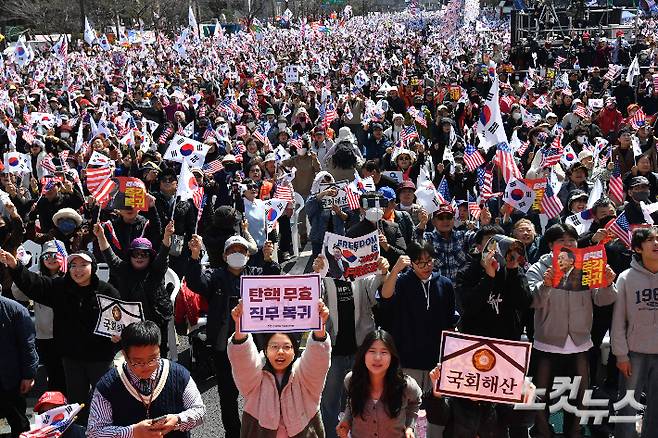 윤석열 대통령에 대한 탄핵심판 선고가 임박한 주말인 15일 서울 종로구 세종대로 일대에서 윤 대통령 탄핵을 반대하는 집회가 열리고 있다. 류영주 기자