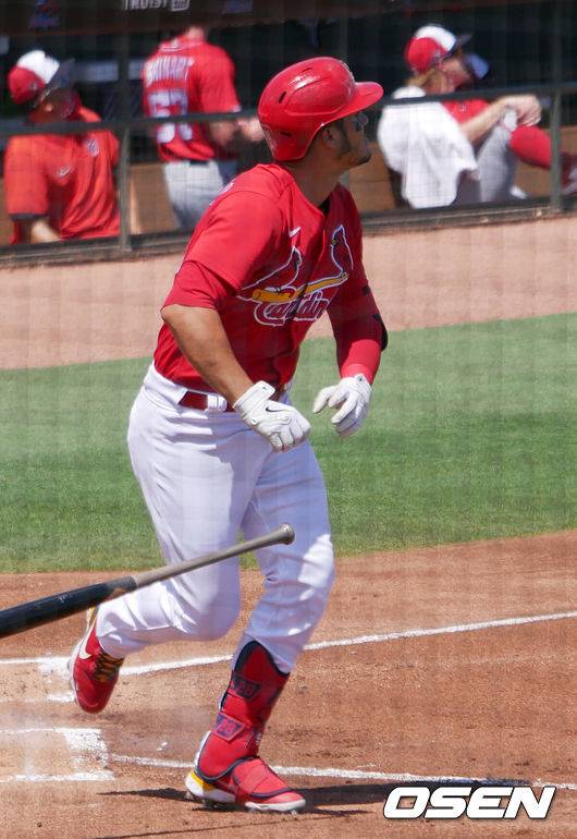 [OSEN=주피터(미 플로리다주), 이사부 통신원]&nbsp;24일(한국시간) 세인트루이스 카디널스와 워싱턴 내셔널즈의 시범경기가 미국 플로리다주 주피터의 세인트루이스 스프링 캠프인 로저 딘 스타디움에서 열렸다.김광현은 이날 출전선수 명단에 없었지만 팀의 기둥이나 다름없는 애덤 웨인라이트가 선발 등판하는 날이어서 훈련을 마친 뒤 경기를 지켜봤다. 김광현뿐 아니라 캠프에 있는 거의 모든 선수가 모두 스타디움으로 나와 웨인라이트가 마운드에서 내려온 6회까지 자리를 지켰다.이 날 경기에서 세인트루이스는 워싱턴과 5-5로 비겼다. 세인트루이스는 2-5로 뒤져 패색이 짙던 9회 말 오스틴 딘의 투런 홈런과 호세 론든의 적시타로 패배에서 벗어났다.&nbsp;세인트루이스 홈 개막전 선발로 확정된 애덤 웨인라이트는 이날 6이닝 동인 2피안타(1피홈런) 1실점 7탈삼진 1볼넷을 기록했다. 시범경기 평균자책점도 1.83으로 끌어내렸다.&nbsp;세인트루이스 아레나도가 타구를 바라보고 있다.&nbsp;/lsboo@osen.co.kr