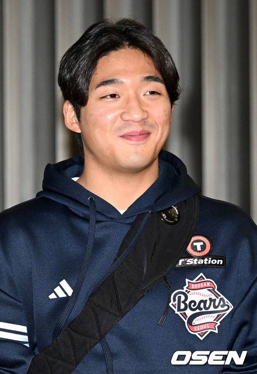[OSEN=인천공항, 이대선 기자] 두산 베어스 양의지, 정수빈, 양석환, 이영하, 김대한, 이병헌이 19일 스프링캠프 선발대로 인천공항을 통해 호주 시드니로 출국했다.스프링캠프 인원은 이승엽 감독을 포함한 코칭스태프 13명과 선수단 44명 등 총 57명이다. 투수 22명, 포수 4명, 내야수 9명, 외야수 9명이 참가한다. 신인 중에서는 1라운드 지명자 내야수 박준순과 3라운드 지명자 투수 홍민규가 이름을 올렸다.두산 김대한이 미소를 짓고 있다. 2025.01.19 /sunday@osen.co.kr