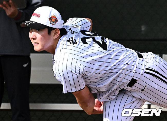 [OSEN=애리조나(미국), 이대선 기자] 15일(한국시간) 미국 애리조나주 스코츠데일 인디언스쿨 파크 베이스볼필드에서 LG 트윈스의 1차 스프링캠프가 진행됐다. LG 손주영이 불펜 피칭을 하고 있다. 2025.02.15 / sunday@osen.co.kr