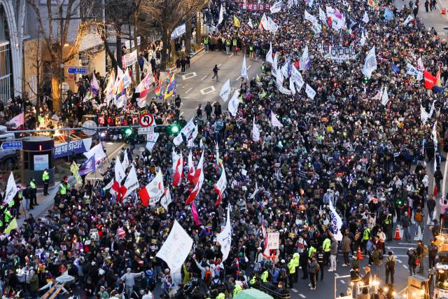 ▲15일 서울 종로구 광화문 동십자각 앞에서 윤석열 즉각퇴진·사회대개혁 비상행동 주최 15차 범시민 대행진에 참가했던 시민들이 안국역 방향으로 행진하고 있다. ⓒ연합뉴스