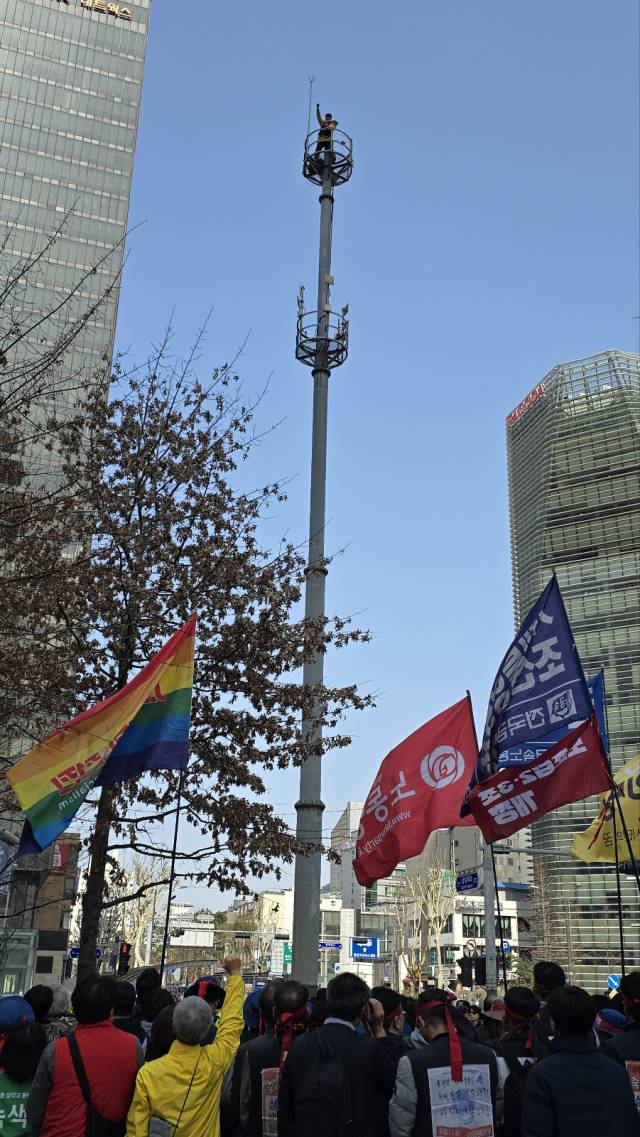 전국금속노동조합이 15일 서울 한화 본사 앞에서 조선업 하청노조 노조원의 고공농성과 관련한 기자회견을 열었다. 사진제공=금속노조