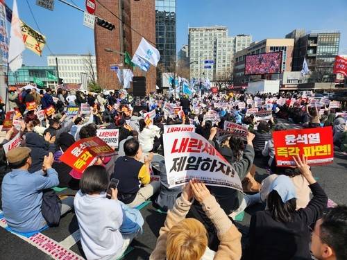 15일 서울 종로구 안국역 1번 출구 앞에서 열린 촛불행동의 탄핵 촉구 집회 모습 ⓒ연합뉴스