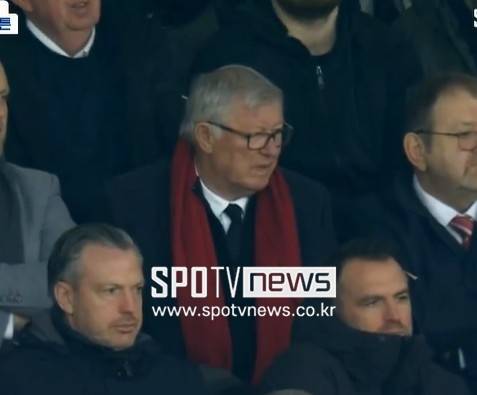 ▲ 맨유 경기를 보며 심각한 표정을 짓는 퍼거슨 경 ⓒ중계화면