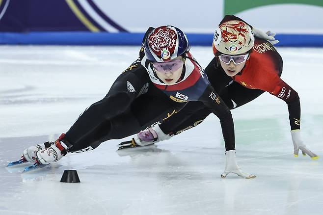 한국 여자 쇼트트랙 국가대표 최민정이 15일 중국 베이징에서 열린 2025 ISU 쇼트트랙 세계선수권대회에서 여자 1000m 경기에 임하고 있다. EPA/연합뉴스