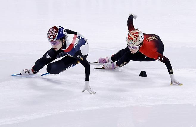 한국 여자 쇼트트랙 국가대표 최민정(왼쪽)이 15일 중국 베이징에서 열린 2025 ISU 쇼트트랙 세계선수권대회에서 여자 1000m 경기에 임하고 있다. REUTERS/연합뉴스