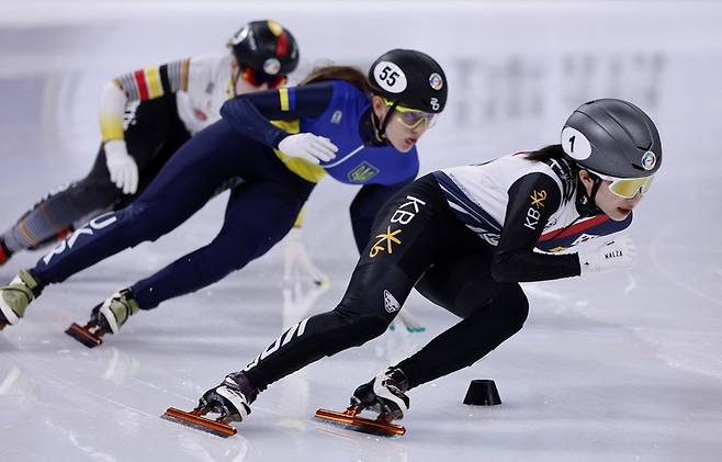 한국 여자 쇼트트랙 국가대표 김길리(오른쪽)가 지난 14일 중국 베이징에서 열린 2025 ISU 쇼트트랙 세계선수권대회에서 1위로 달리고 있다. REUTERS/연합뉴스