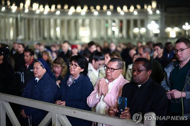 14일(현지시간) 바티칸 성 베드로 광장에서 열린 교황 건강 회복 기원 묵주기도회 [로이터 연합뉴스. 재판매 및 DB 금지]