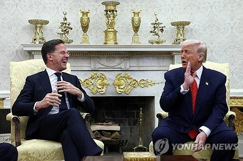 13일(현지시간) 백악관에서 뤼터 나토 사무총장 만난 트럼프 미국 대통령 [로이터=연합뉴스]