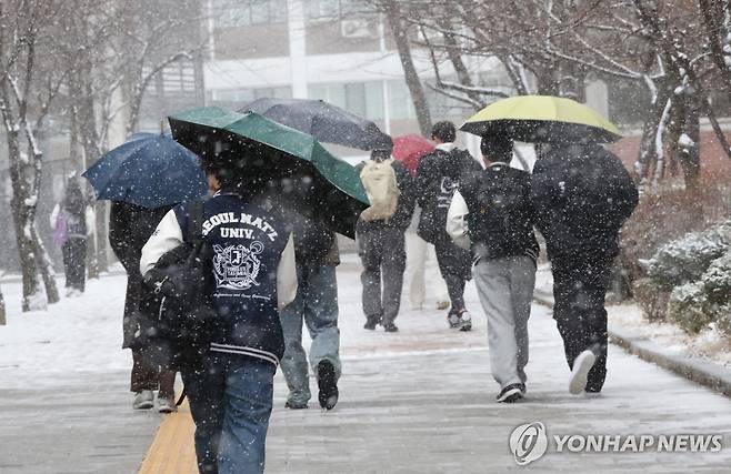 눈 내리는 새 학기 (서울=연합뉴스) 이진욱 기자 = 4일 서울대에서 학생들이 눈을 맞으며 이동하고 있다. 2025.3.4 cityboy@yna.co.kr