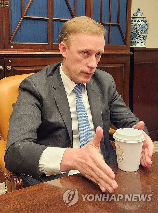 취재진과 인터뷰하는 제이크 설리번 미 안보보좌관 (워싱턴=연합뉴스) 송상호 특파원 = 제이크 설리번 미국 백악관 국가안보보좌관이 10일(현지시간) 워싱턴DC 백악관에서 내외신 기자들과 라운드테이블을 하고 있다. 2025.1.11 sshluck@yna.co.kr