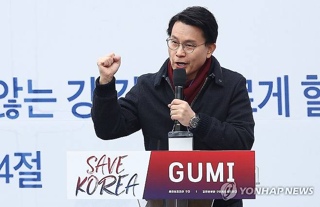 탄핵 반대 집회서 발언하는 윤상현 의원 (구미=연합뉴스) 윤관식 기자 = 국민의힘 윤상현 의원이 15일 경북 구미시 구미역 앞에서 열린 세이브코리아 주최 윤석열 대통령 탄핵 반대 집회인 국가비상기도회에서 발언하고 있다. 2025.3.15 psik@yna.co.kr