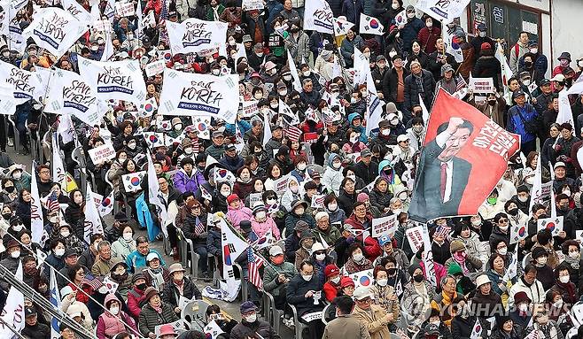 구미서 열린 윤석열 대통령 탄핵 반대 집회 (구미=연합뉴스) 윤관식 기자 = 15일 경북 구미시 구미역 앞에서 열린 세이브코리아 주최 국가비상기도회에서 참가자들이 윤석열 대통령 탄핵 반대 구호를 외치고 있다. 2025.3.15 psik@yna.co.kr