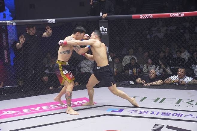 난딘 에르덴과 양지용. 사진=ROAD FC