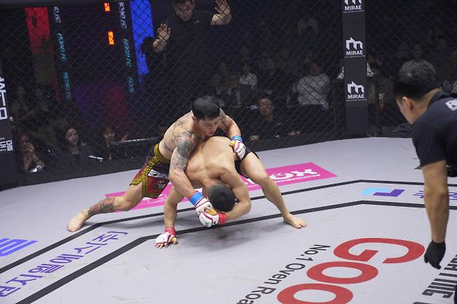 난딘 에르덴과 양지용. 사진=ROAD FC