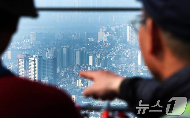 토지거래허가구역 해제에 따른 영향으로 서울 강남3구(강남·서초·송파)에서 시작한 부동산 온기가 마·용·성(마포·용산·성동)으로 확산하고 있다. 기준금리 인하와 맞물려 대출 이자 부담이 줄어들면서 인기 주거지를 중심으로 상승 거래가 증가한 것이다. 강남 3구에 집중됐던 매수세는 마포구(0.09→0.11%)와 용산구(0.08→0.10%)로 확산하는 양상이다. 사진은 서울 남산에서 바라본 용산구·마포구 일대 모습. 2025.3.9/뉴스1 ⓒ News1 허경 기자