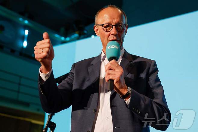 프리드리히 메르츠 독일 기독민주당(CDU) 대표가 23일(현지시간) 치러진 총선 이후 지지자들을 향해 연설하고 있다. 2025.2.23 ⓒ AFP=뉴스1 ⓒ News1 강민경 기자