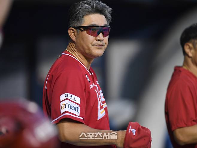 SSG 이숭용 감독이 23일 잠실야구장에서 열린 2024 KBO리그 두산과 경기 전 상대 덕아웃을 응시하고 있다. 잠실 | 최승섭기자 thunder@sportsseoul.com
