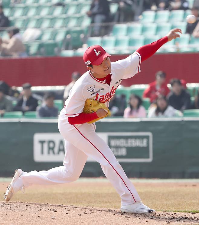 SSG 김건우가 10일 인천SSG랜더스필드에서 열린 2025 KBO리그 시범경기 한화전에 등판해 공을 던지고 있다. 사진 | SSG 랜더스