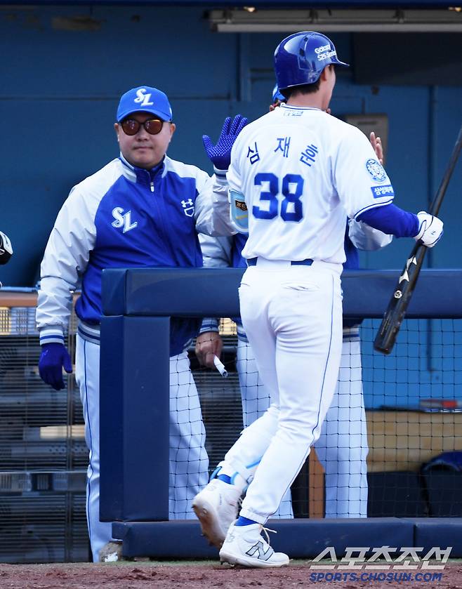국민 유격수 출신 박진만 감독은 밥을 안 먹어도 요즘 배가 부르다.