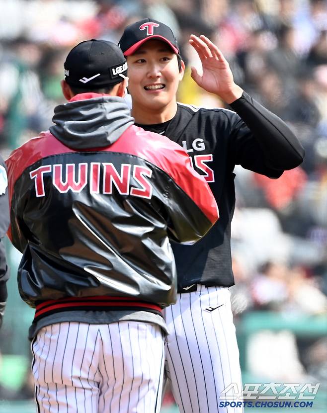 16일 인천SSG랜더스필드에서 열린 시범경기 LG와 SSG의 경기, 1회말 LG 선발투수 손주영이 SSG 최지훈의 강습타구를 글러브를 끼운 오른손으로 막아낸 후 사과하는 최지훈의 인사를 받아주고 있다. 인천=허상욱 기자wook@sportschosun.com/2025.03.16/