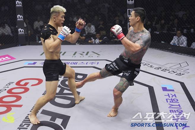 황인수가 임동환에게 킥을 날리고 있다. 사진제공=로드FC