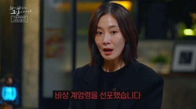 SBS ‘꼬꼬무’가 대한민국 현대사에서 가장 엄혹했던 시기 중 하나로 꼽히는 유신 체제와 긴급조치에 대한 이야기를 조명했다. 1972년 10월 17일, 박정희 정권이 비상계엄을 선포하며 국회를 해산하고 유신 헌법을 도입한 과정부터, 긴급조치를 통해 국민들의 자유가 억압된 현실까지 낱낱이 파헤쳤다. 또한, 박정희 대통령과 김대중 전 대통령의 치열했던 대선 유세, 언론 탄압, 인혁당 사건 등 당시의 주요 사건을 면밀히 살펴보며, 유신 체제의 실체와 그로 인해 희생된 수많은 사람들의 이야기를 전했다. 긴급조치 9호가 시행되면서 사적인 자리에서조차 정권 비판이 불가능했던 현실과, 부마민주항쟁을 거쳐 유신 시대가 종말을 맞이하기까지의 과정이 생생하게 다뤄졌고 시청자들은 대한민국 민주주의의 발전 과정 속에서 어떤 희생과 투쟁이 있었는지 알아보는 시간이 될 것으로 보인다.