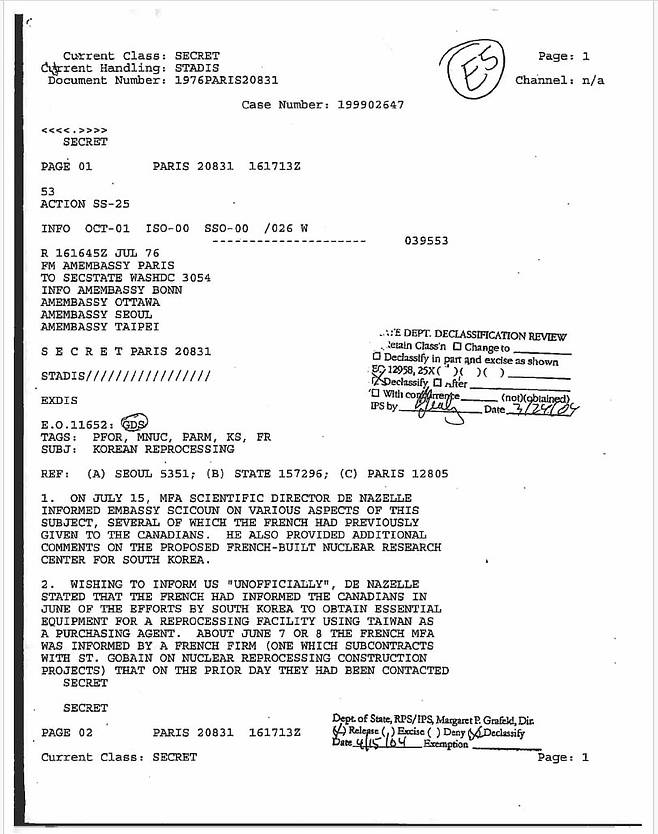 프랑스 파리 주재 미국 대사관에서 작성돼 워싱턴 DC 국무부 본부와 서울 및 대만 주재 미 대사관 등에 발송된 기밀 처리된 전문이다. 파리 현지에서 미 대사관 측이 한국의 핵연료 재처리 기술 확보 관련 첩보를 입수한 내용이 정리돼 있다. 한국이 대만을 통해 원심분리기, 펄스 소팅 펌프 등 재처리 시설에 필요한 장비를 구입하려 했다는 대목이 눈에 띈다. 의뢰를 받은 대만의 한 회사는 프랑스와 벨기에 회사와 협의해 이러한 장비와 관련 기술을 얻으려 했다고 한다. 그러나 프랑스 측은 미 측의 요구에 따라 이러한 제안을 거부했다. /미 국무부