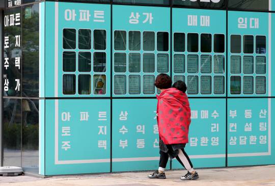 침체됐던 대전 지역 부동산 시장이 각종 대규모 개발 사업으로 활성화될지 관심을 모으고 있다. 16일 서남부스포츠타운 조성 예정지 인근인 대전 유성구 용계동에서 한 시민이 부동산 매물 정보를 둘러보고 있다. 김영태 기자