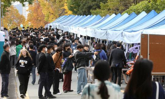 지난 2022년 백마대동제 행사가 대전 유성구 충남대학교 대덕캠퍼스에서 열린 가운데 행사장이 학생들로 북적이고 있다. 대전일보DB