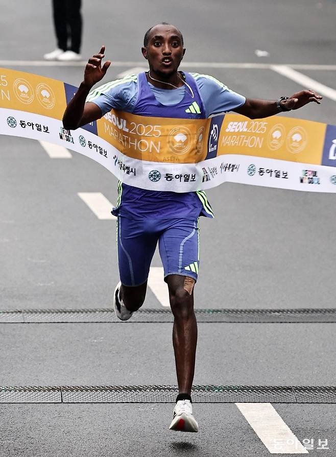 하프투 테클루 아세파(에티오피나)가 16일 열린 2025서울마라톤 겸 제95회 동아마라톤 국제 남자부에서 1위로 골인하고 있다. 양회성 기자 yohan@donga.com