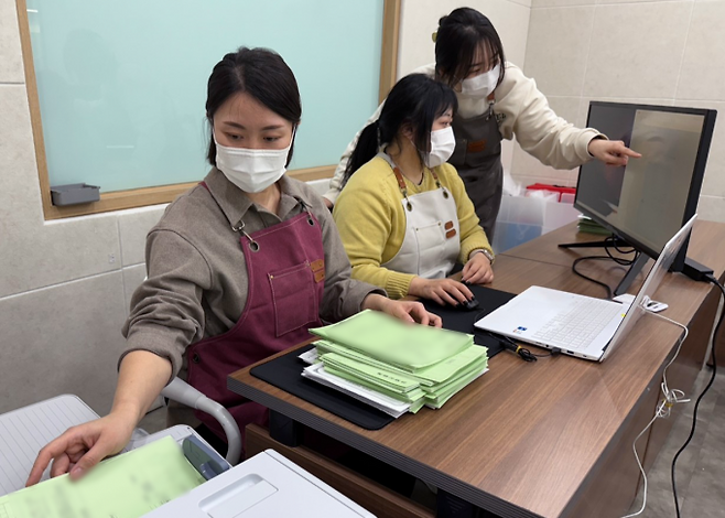 대전 유성구 보건소 관계자들이 비전자 문서 형태의 진료기록을 스캔하는 작업을 하고 있다. 한국보건의료정보원 제공.