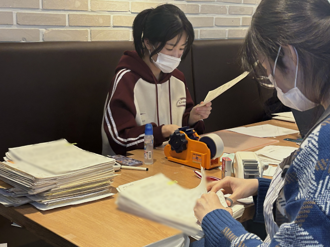 서울 강서구 보건소 관계자들이 개인정보를 보호하기 위해 진료기록 비식별화 작업을 하고 있다. 한국보건의료정보원 제공.