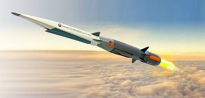 한국은 2020년 8월 국방과학연구소(ADD) 설립 50주년 기념사를 통해 마하 10 이상으로 비행하는 자체적인 극초음속 미사일 개발 계획의 존재를 처음 공개했다. 이어 2021년 12월 3일 방위사업청 주최로 열린 국방과학기술대제전에서 Hycore(하이코어)라는 이름의 초고속 비행체의 형상이 공개됐다. 비행 중에도 궤도 수정이 가능한 극초음속 순항미사일 형태의 순항 비행체(HCM)로 형상은 미국의 보잉 X-51과 러시아의 3M22 지르콘의 형상과 유사하다.