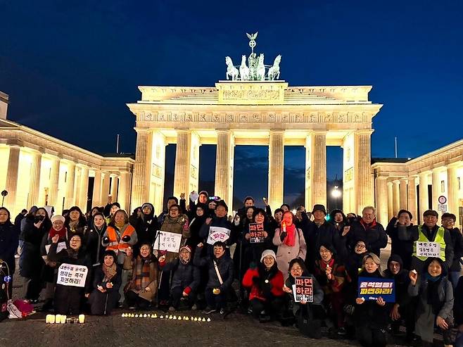 14일(현지시각) 저녁 6시 독일 베를린 브란덴부르크 광장 앞에 모인 50여명의 교민이 ‘8차 시국집회’에 참여했다. 이들은 “우리는 함께다” “민주주의를 수호하자, 단 하루도 못 참겠다”는 등의 구호를 외치며 서로를 독려했다. 사진 장예지 특파원 penj@hani.co.kr