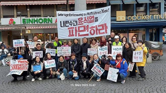 15일(현지시각) 오후 프랑크푸르트 괴테 동상 앞에서도 제7차 시국집회가 열렸다. 사진 독일 교민 제공